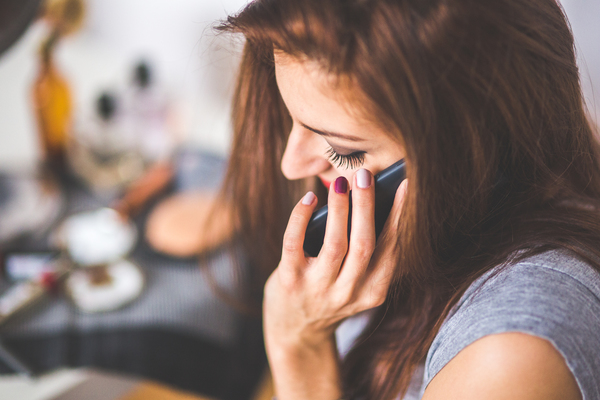 Auch beim Telefoninterview zuhause solltest du dich ordentlich anziehen und aufrecht sitzen