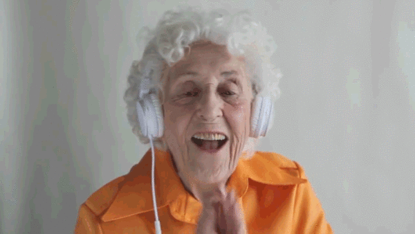 Oma mit Kopfhörern Musik klatschen