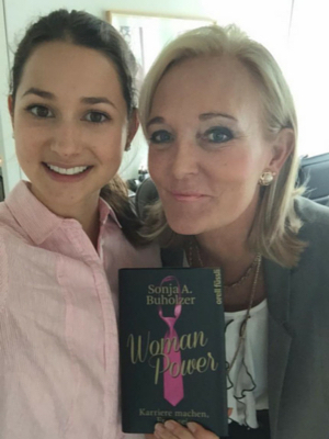 talendo Mitarbeiterin Olivia mit Dr. Sonja A. Buholzer und ihrem aktuellen Buch "Woman Power"