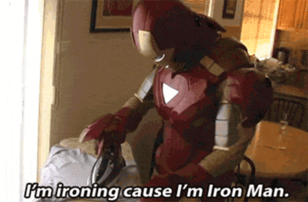 Iron Man bügelt Bügelbrett