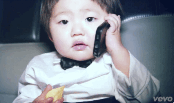 Asian Boy Auto Abend Smartphone Kommunikation